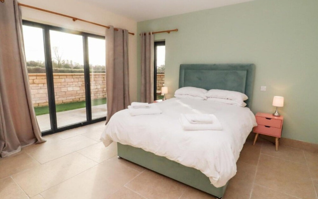 Barn in Cotswolds With Hot Tub & Scenic Views