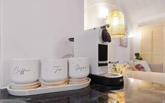 Cozy Waterfront - Free Parking Pool