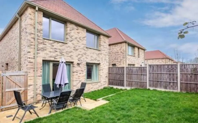 Stylish 4-br House With 3 Ensuite Free Parking