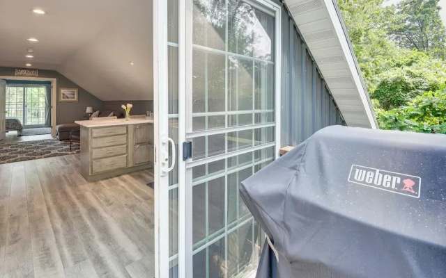 Benton Harbor Apt w/ Balcony + Fire Pit