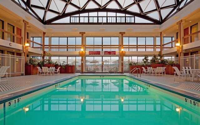 Holiday Inn & Suites Pittsfield-Berkshires by IHG