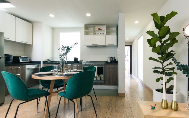 Stunning PH with Private Roof Terrace