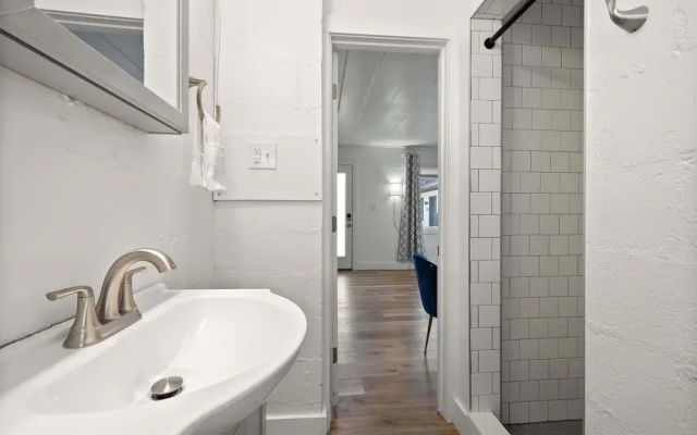 Chic City Retreat 93F