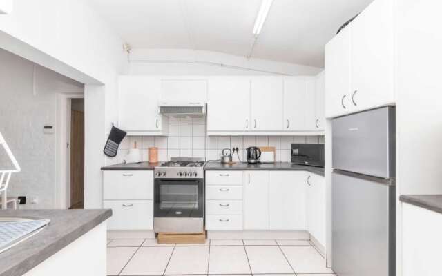Peaceful 1BD Flat w/ Private Gardenrondebosch