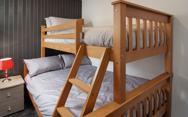 2 Bedrooms Sleeps 7 Near Top Blackpool Attractions