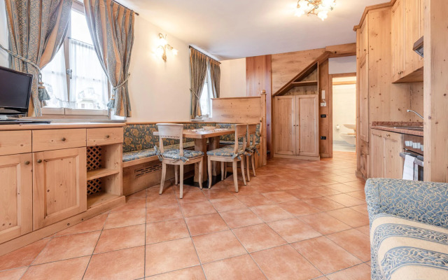 Hilltop apartment in Commezzadura with garden