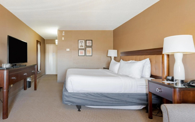 Wyndham Omaha / West Dodge