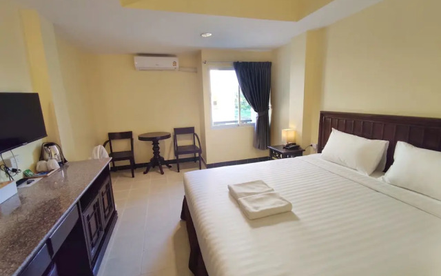 Отель The Chanthong Residence and Hotel Pattaya