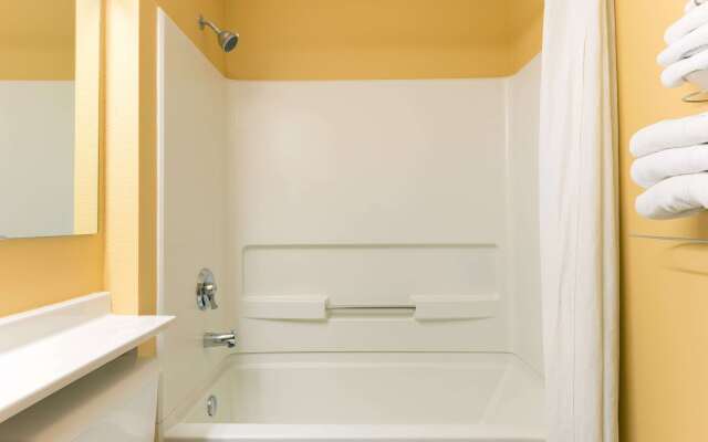 Super 8 by Wyndham Warrenton