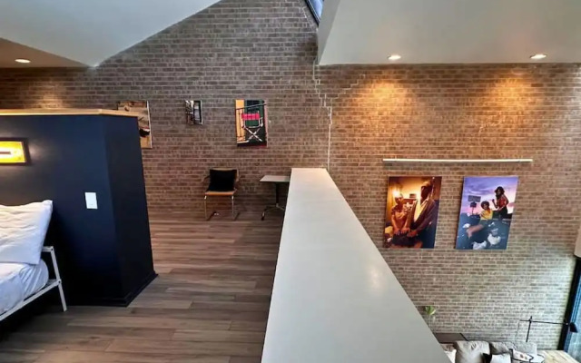 Poolside Comfort in Montrose