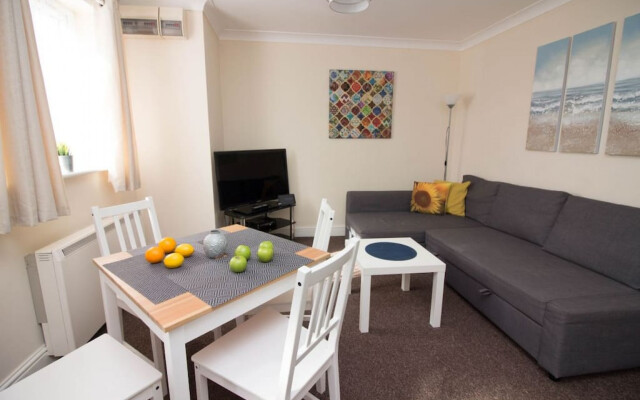 Stayzo Penthouse Accommodation 1- Premier Lodge