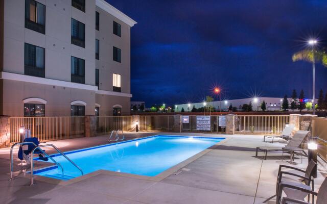 Holiday Inn Express & Suites Bakersfield Airport by IHG
