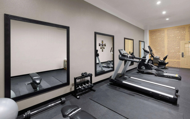 La Quinta Inn & Suites by Wyndham Deer Park