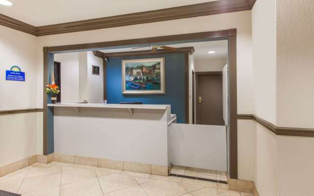 Days Inn & Suites by Wyndham Webster NASA-ClearLake-Houston