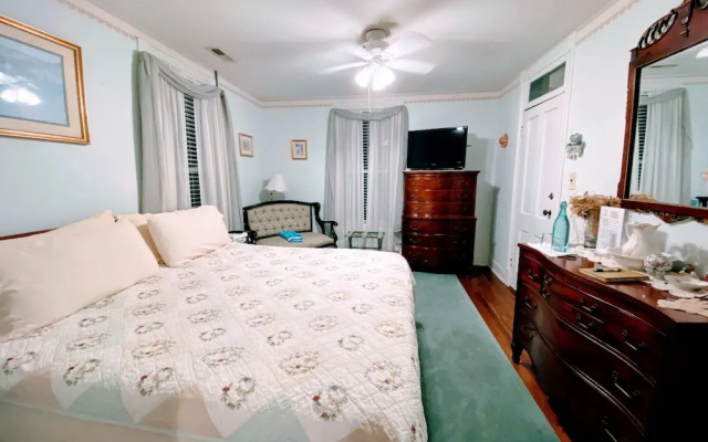 Colonial Beach Plaza Bed & Breakfast