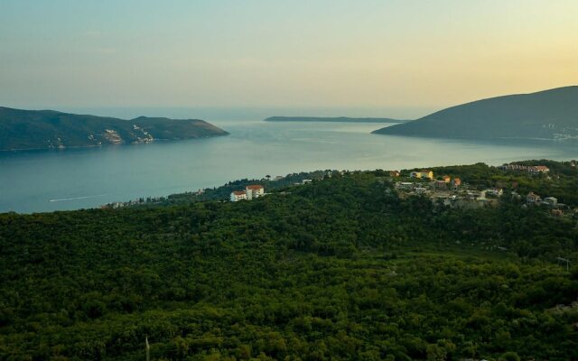 Nice home in Herceg Novi w/ Outdoor swimming pool, Sauna and 4 Bedrooms