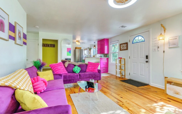 Retro-tropical Pensacola Home - 3 Mi to Downtown!