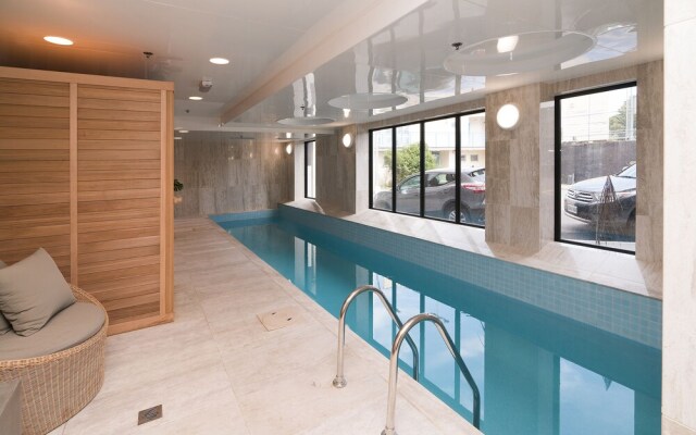 Epsom Central Brand New Apartment