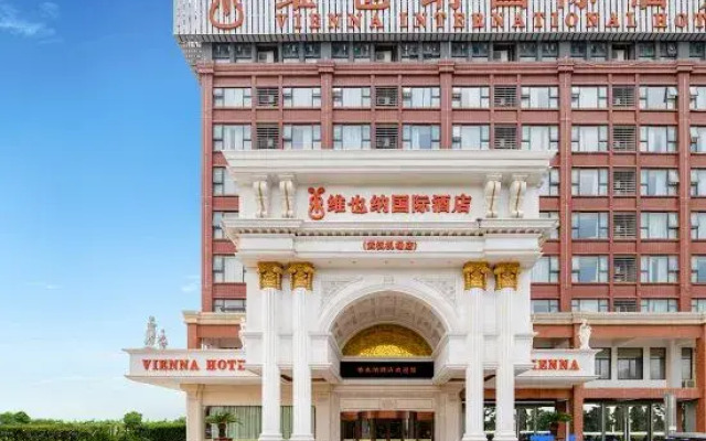 Vienna International Hotel (Wuhan Tianhe Airport Panlongcheng Songjiagang Metro Station)