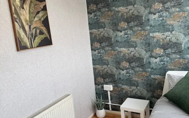 Smethwick - House - Sleeps 8 - Parking