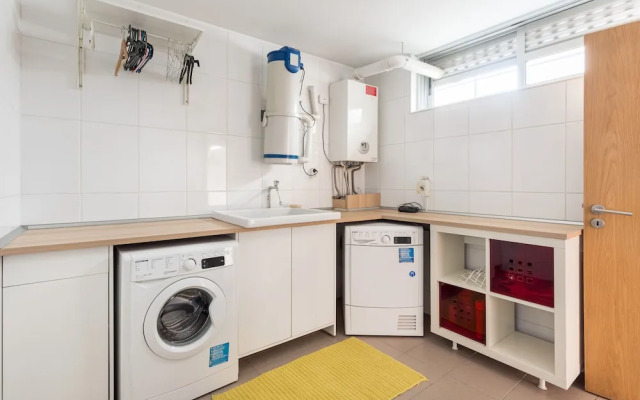 JOIVY Sleek House W/Balcony & 2 Terraces In Porto