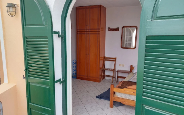 Akrotiri Cosy Studio with Patio and View