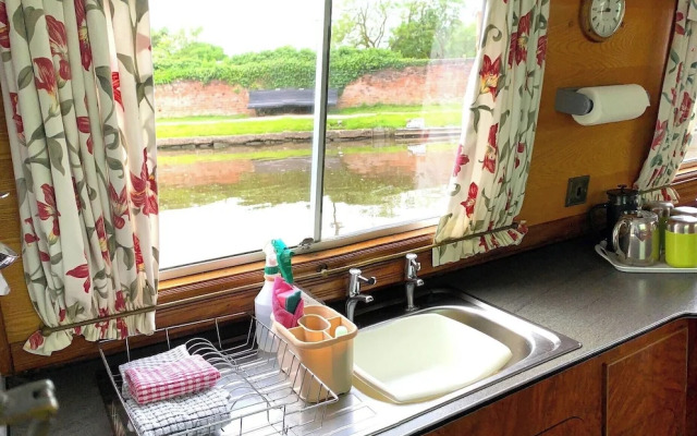 Stone - Boat - Sleeps 6 - Pet Friendly - 85ws