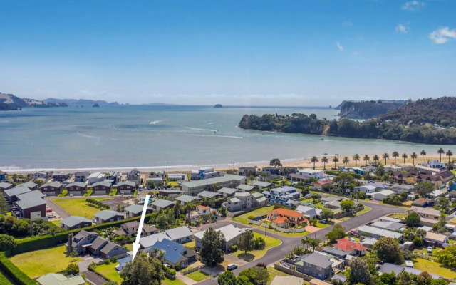 Sunlight Bach - Whitianga Holiday Home