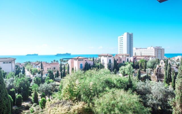 Amathus suite with sea view