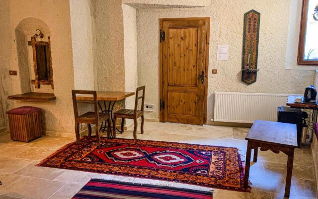 Risus Cave Suites