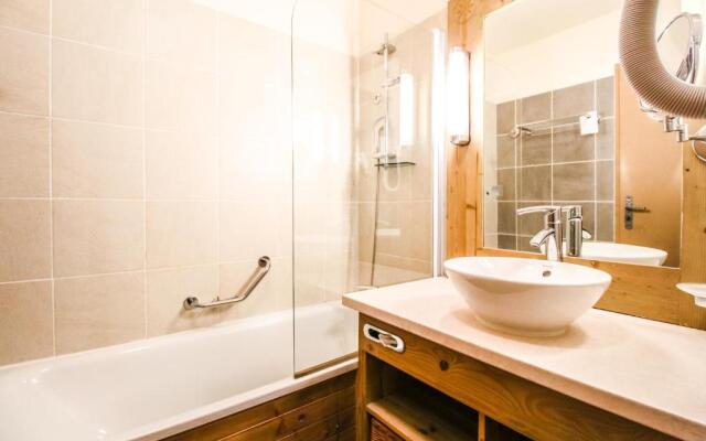 Cosy, modern 2-bed with fireplace & beautiful views