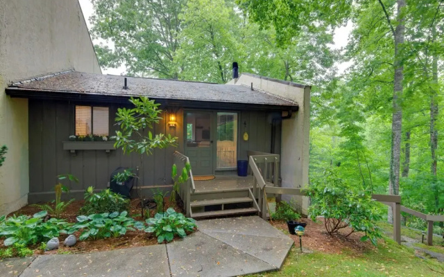 High-end Sapphire Retreat on Fairfield Lake!