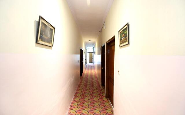 OYO 11912 Hotel Nav Classic