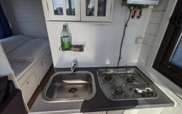 Gemütliches Hausboot mit Kamin in Berlin