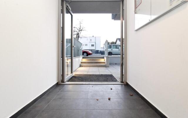 Yellow Flower Apartment with Pool - 5 min to Lake