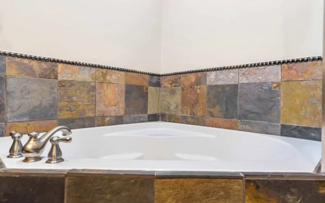 Penthouse 7 on Taneycomo - Chic Waterfront Condo!