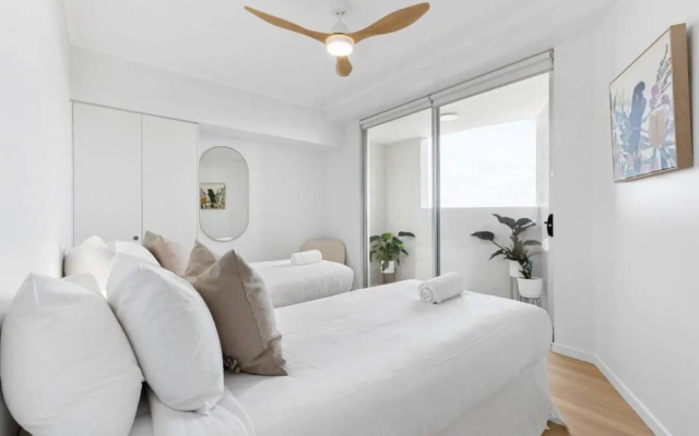Fresh Beautifully Styled 2 BR Resort Apt at Marcoola – Guest Rooms – Marcoola