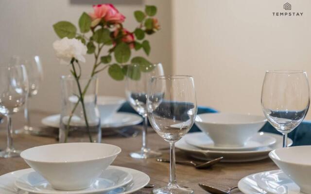 Stylish Home with Free Parking - 10 Mins To Legoland!