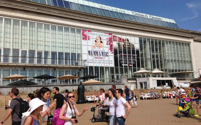 family stay Ostend 300m from beach free public Parking