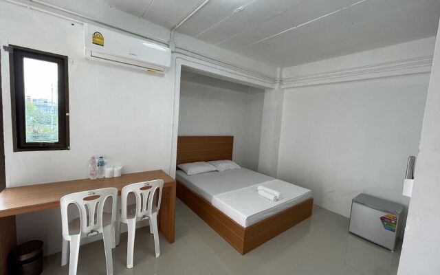 OYO 75577 Palace Hostel