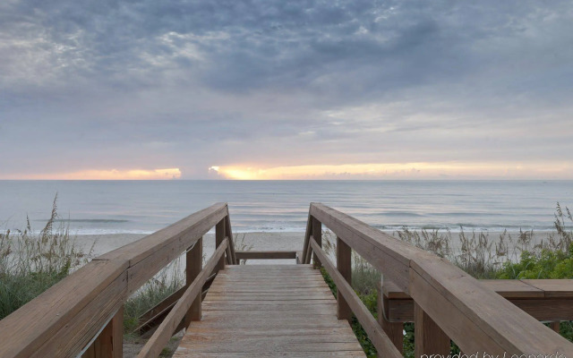 Radisson Suite Hotel Oceanfront