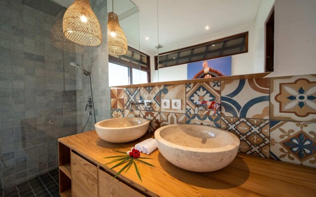 Jungle Wooden Villa, 3 BR, Ubud With Staff