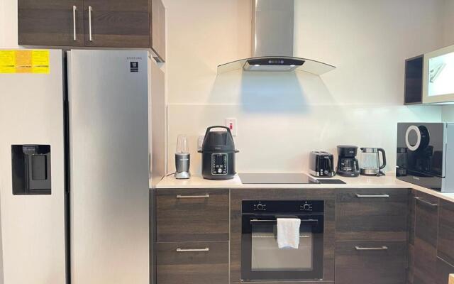 Parkhurst Lux Condo Near Devon House