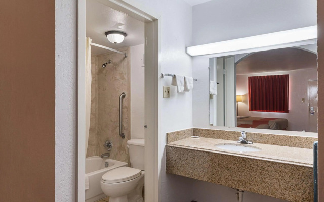Motel 6 San Antonio, TX - I-10 West