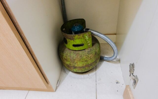 Minimalist Studio Room Great Western Apartment