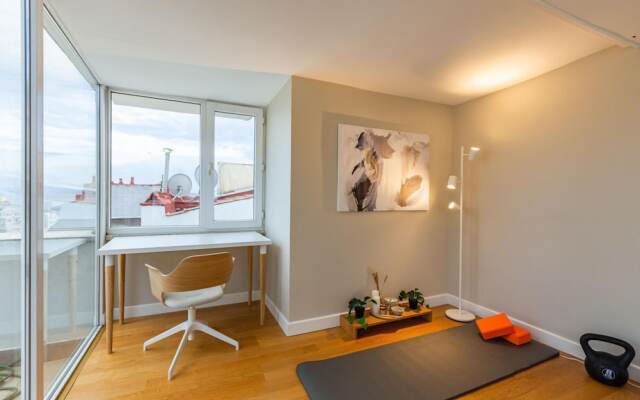 Mesmerizing Flat With Bosphorus View