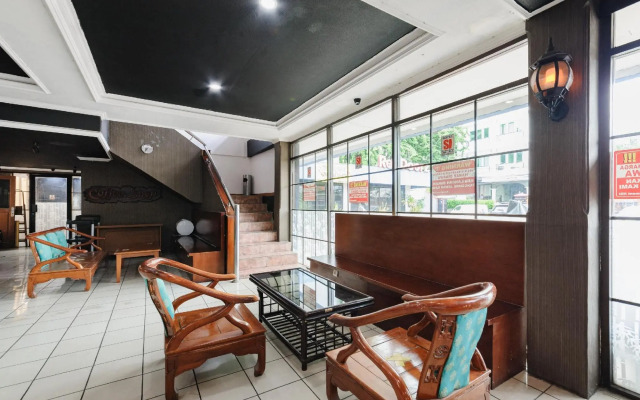 RedDoorz Plus near RSCM Jakarta