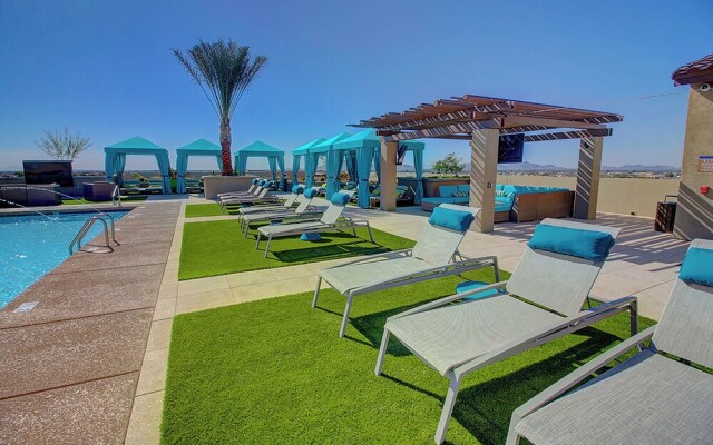 Rooftop Pool with Views-King Beds-Parking 1123
