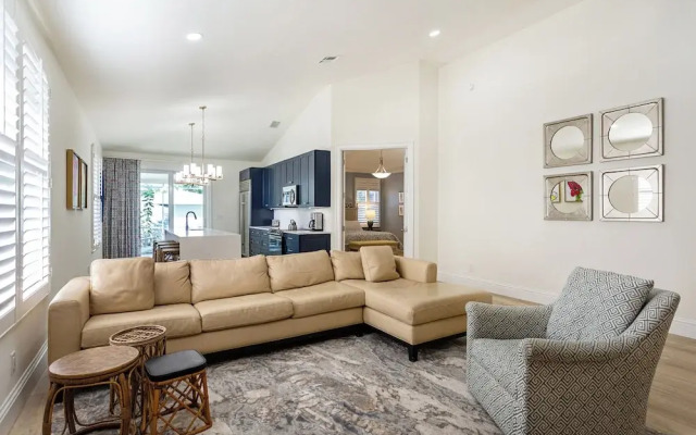 Tuscan Vacation Rental. Stylish 3-Bedroom Getaway Near Vanderbilt Beach Enjoy a Private Pool, Spacious Layout, and Modern Comforts Perfect for Families, Groups, and Pet-Friendly Stays