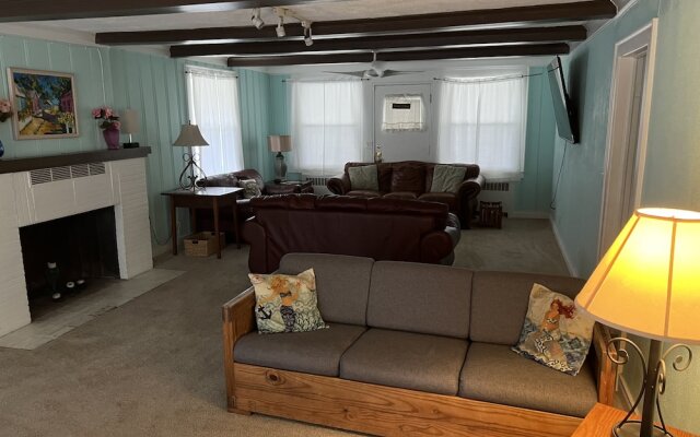 Historic Beach Side Getaway - Pet Friendly, Wifi 3 Bedroom Cottage by Redawning